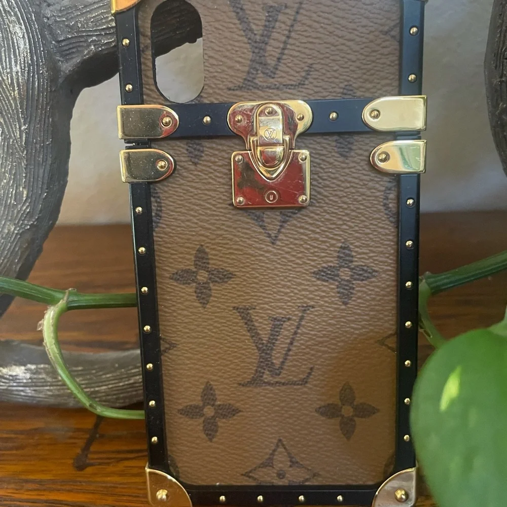 BRAND NEW LOUIS VUITTON EYE TRUNK WITH STRAP IPHONE X/XS.